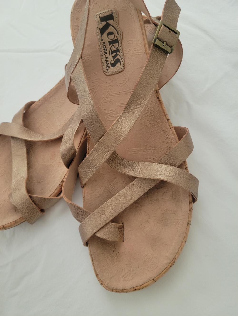 Korks by Kork-Ease SZ 10 Goldtone Strappy Toe Loop Cork Footbed Sandals Q12610